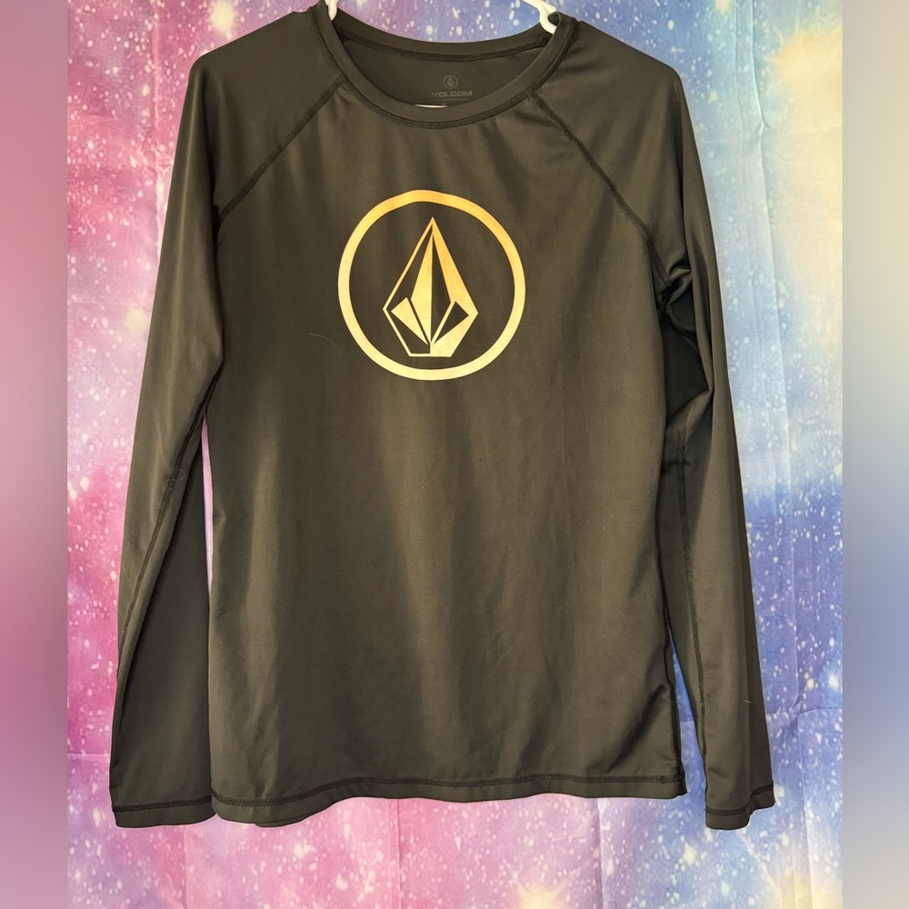 Woman’s Volcom swim shirt 🛍